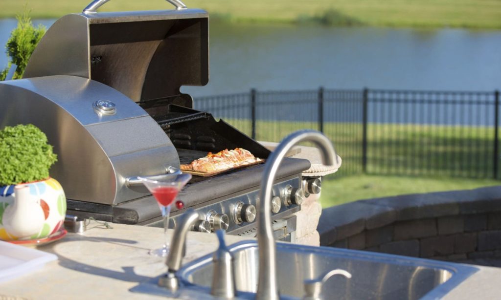 Outdoor Kitchen Design: Is an Outdoor Kitchen Right for Your Backyard?